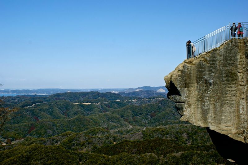 Jigoku Nozoki với vách núi rất dốc và quang cảnh choáng ngợp